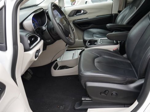 Used 2022 Chrysler Pacifica Touring-L image 8