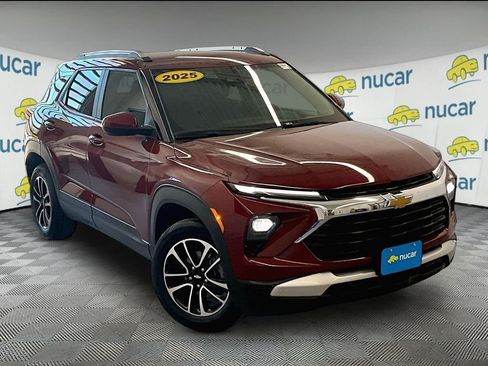 Used 2025 Chevrolet TrailBlazer LT AWD/4WD image 1
