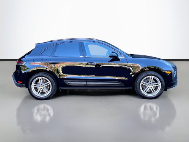 Certified 2026 Porsche Macan AWD/4WD image 8
