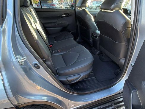 Used 2021 Toyota Highlander XLE AWD/4WD image 19