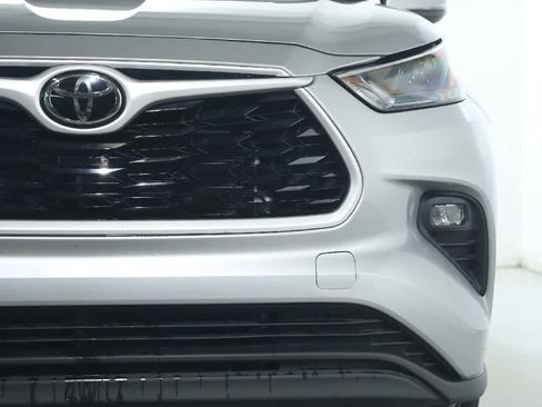Used 2023 Toyota Highlander LE AWD/4WD image 7