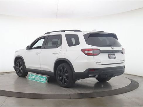 Used 2025 Honda Pilot Black Edition image 8