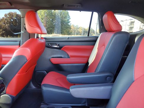 Used 2023 Toyota Highlander XSE image 9