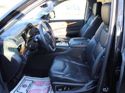 Used 2017 Cadillac Escalade Luxury AWD/4WD image 10