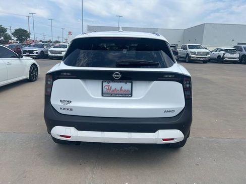 New 2025 Nissan Kicks SV w/ SV Premium Package image 5