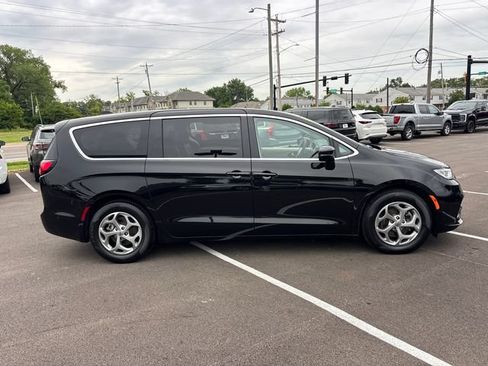 Used 2024 Chrysler Pacifica Limited w/ Trailer Tow Group FWD image 30