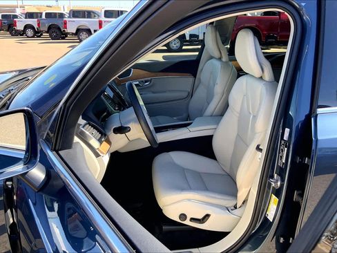Used 2022 Volvo XC90 T6 Momentum w/ Advanced Package image 8