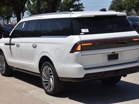 New 2026 Lincoln Navigator L Reserve AWD/4WD image 9