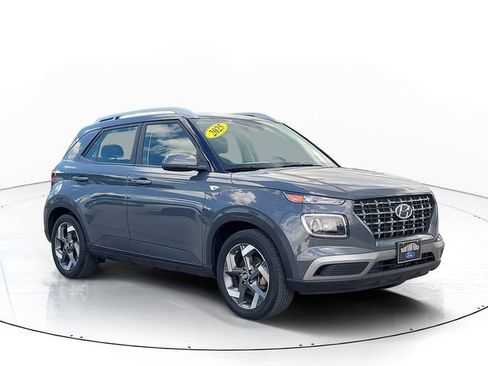 Used 2025 Hyundai Venue SEL FWD image 3