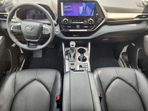 Certified 2025 Toyota Highlander Limited AWD/4WD image 26