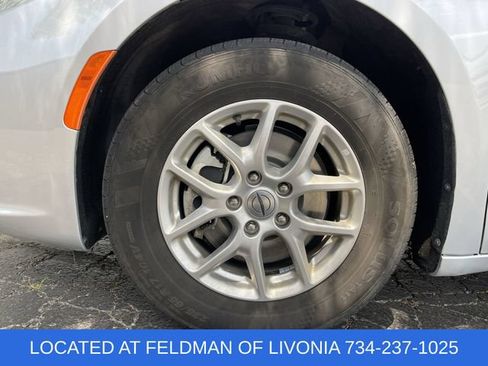 Used 2024 Chrysler Pacifica Touring-L FWD image 31