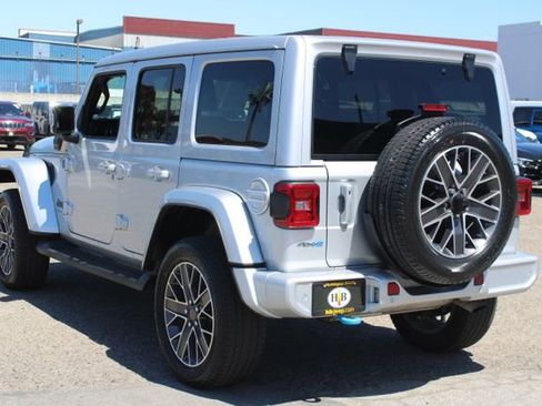 Used 2023 Jeep Wrangler Unlimited Sahara AWD/4WD image 3