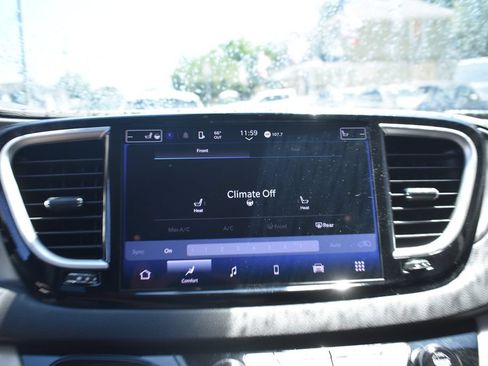 Used 2024 Chrysler Pacifica Touring-L FWD image 18