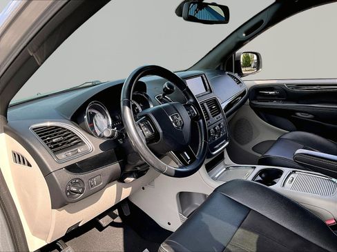Used 2020 Dodge Grand Caravan SXT FWD image 17