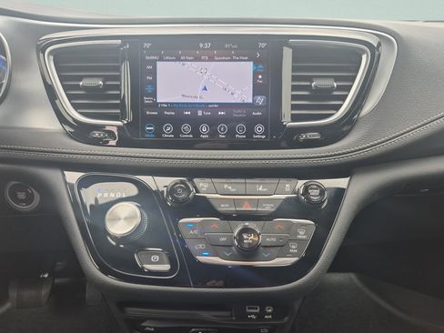 Used 2020 Chrysler Pacifica Limited w/ Advanced Safetytec Group FWD image 13