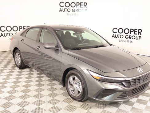 Used 2025 Hyundai Elantra SE FWD image 1
