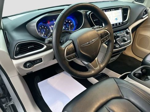 Used 2023 Chrysler Pacifica Touring-L image 10