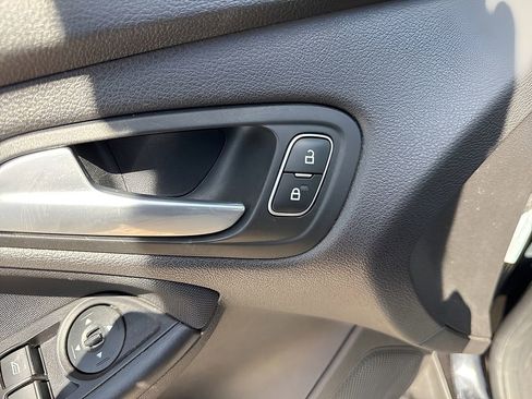 Used 2018 Ford Focus SE w/ SE Appearance Package image 15