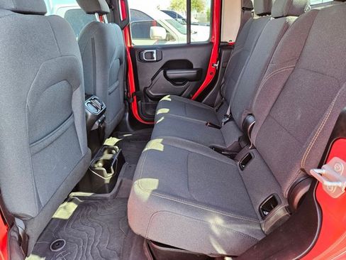 Used 2024 Jeep Gladiator Sport AWD/4WD image 23