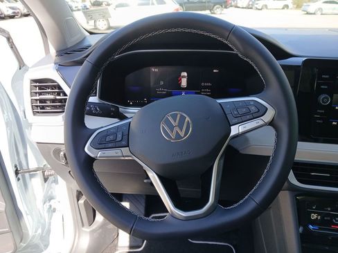 New 2026 Volkswagen Taos SE image 14