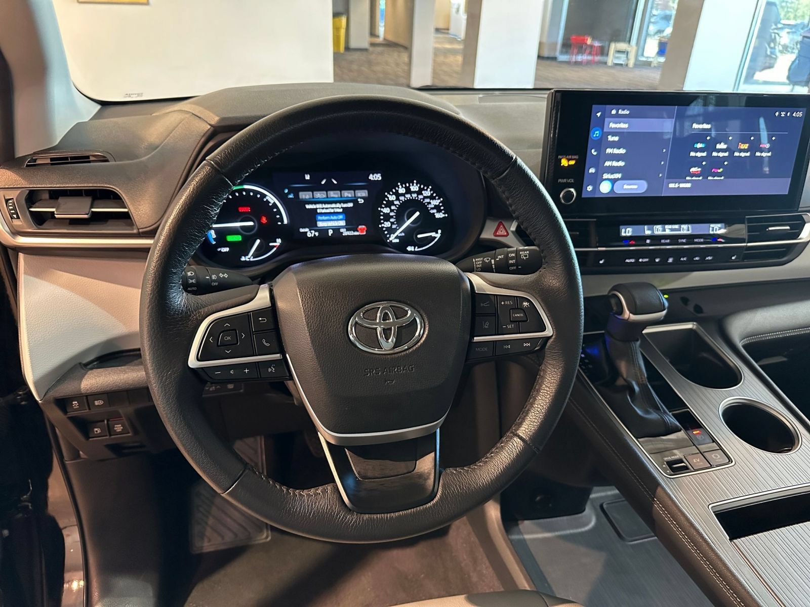 Used 2025 Toyota Sienna XLE FWD image 28