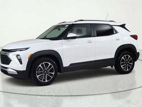 Used 2025 Chevrolet TrailBlazer LT FWD image 3