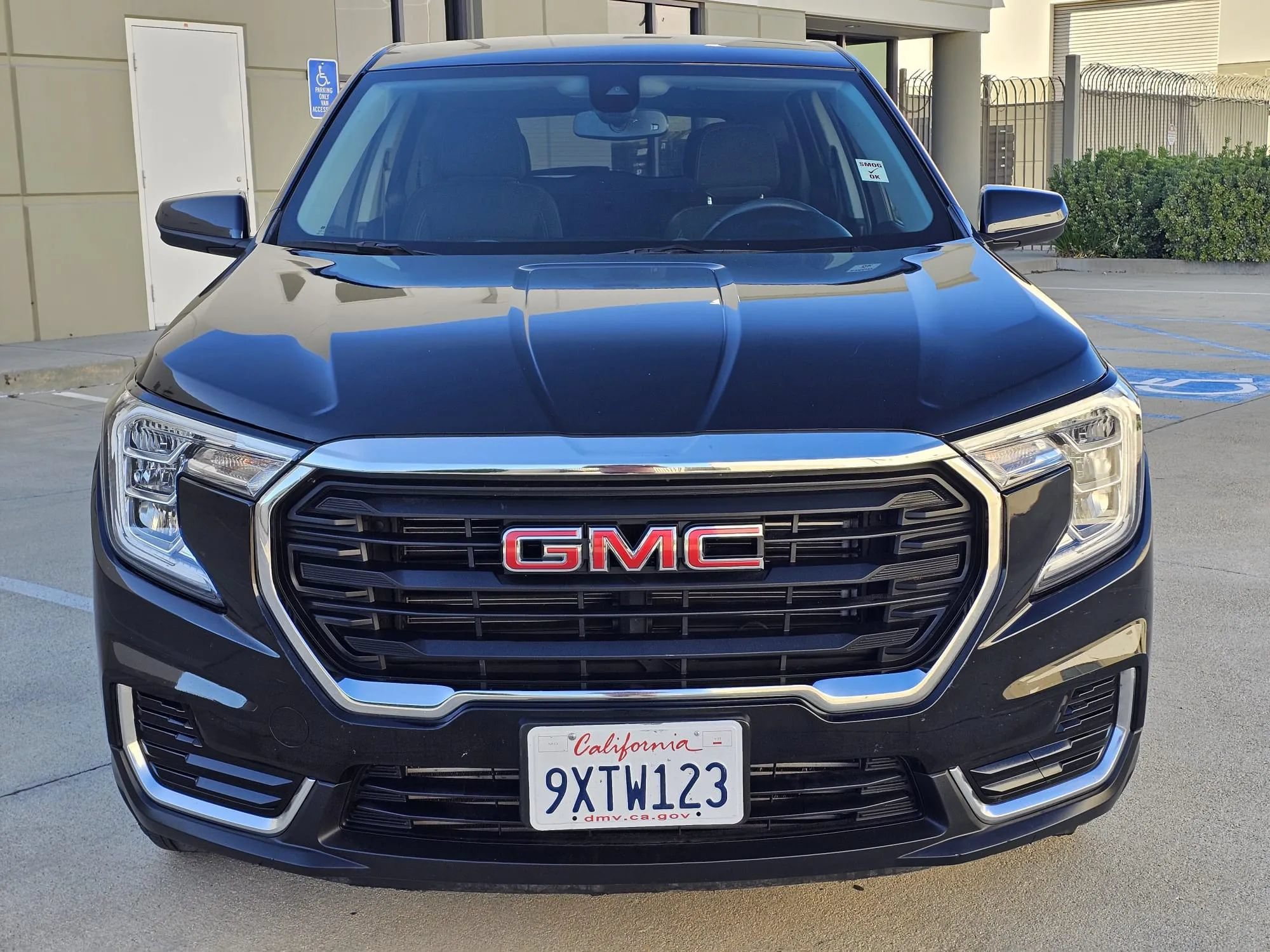 Used 2024 GMC Terrain SLE FWD image 2