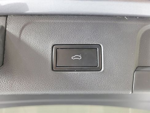 Used 2021 Volkswagen Atlas SEL Premium image 9