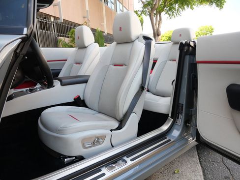 Used 2020 Rolls-Royce Dawn RWD image 25