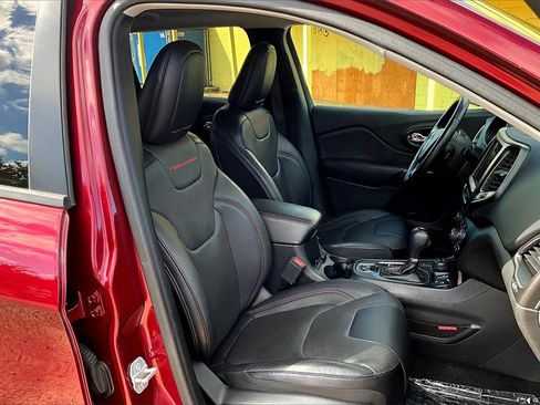 Used 2019 Jeep Cherokee Trailhawk image 10