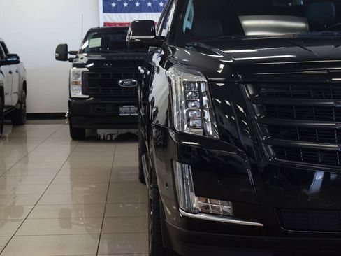 Used 2019 Cadillac Escalade ESV Luxury RWD image 9