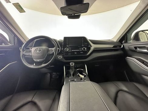 Used 2021 Toyota Highlander XLE AWD/4WD image 19