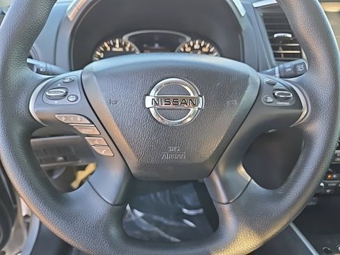 Used 2019 Nissan Pathfinder S image 19