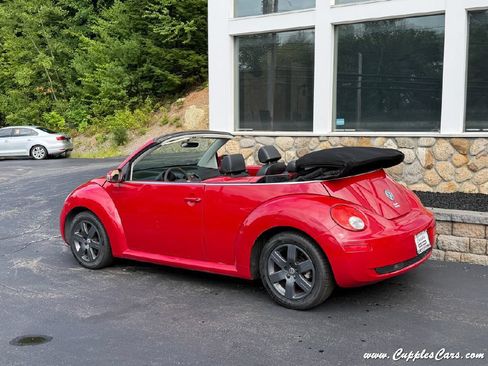 Used 2006 Volkswagen Beetle Convertible w/ Package 1 FWD image 2