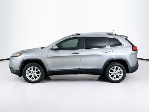 Used 2018 Jeep Cherokee Latitude w/ Cold Weather Group FWD image 4