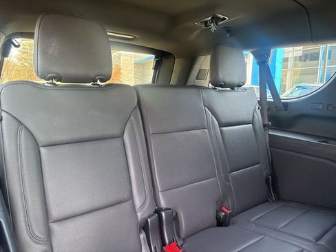 Used 2025 Chevrolet Suburban Z71 image 15