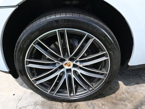 Used 2024 Porsche Macan AWD/4WD image 10