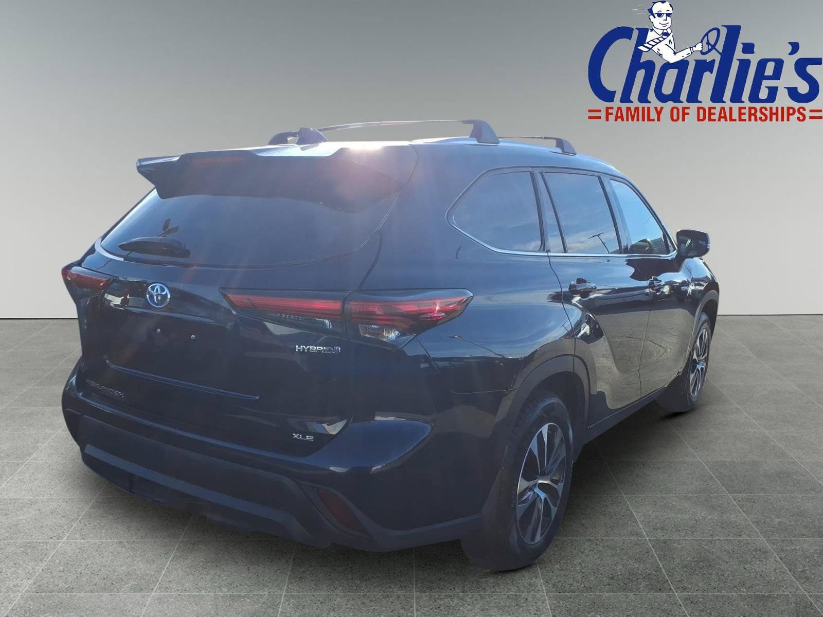 Used 2021 Toyota Highlander XLE AWD/4WD image 4
