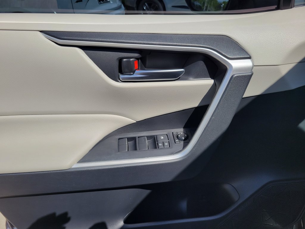 Used 2019 Toyota RAV4 XLE Premium FWD image 20