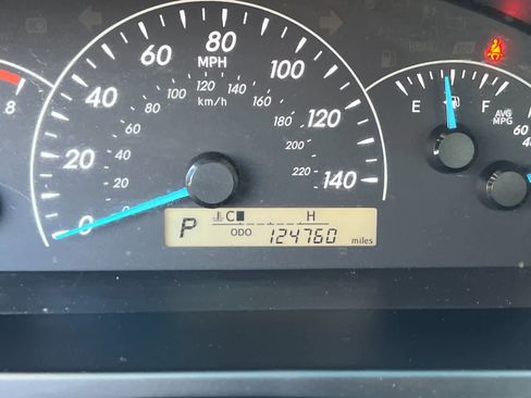 Used 2014 Toyota Camry L image 24