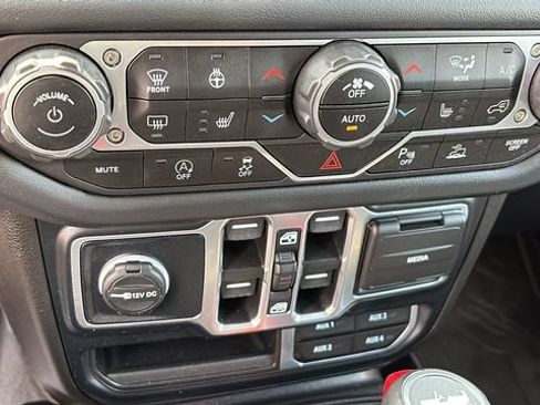 Used 2024 Jeep Wrangler Unlimited Sahara w/ Technology Group AWD/4WD image 16