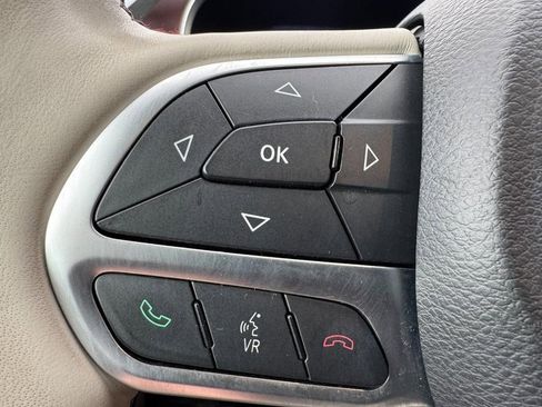 Used 2017 Chrysler Pacifica Limited image 19