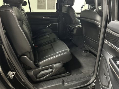 Used 2023 Jeep Wagoneer L Series II image 33