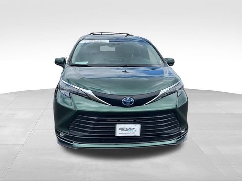 Used 2025 Toyota Sienna XLE w/ XLE Plus Package FWD image 10