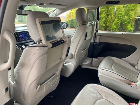 Used 2018 Chrysler Pacifica Limited FWD image 39