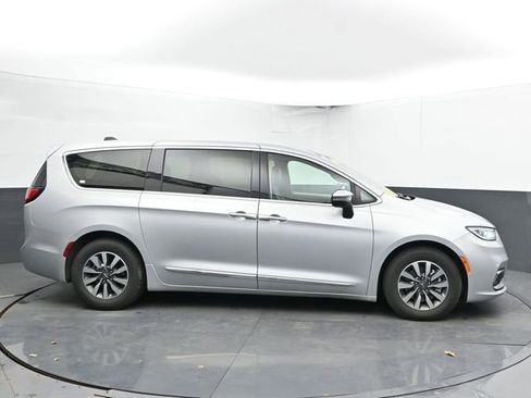 Used 2023 Chrysler Pacifica Limited image 12