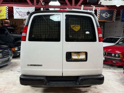Used 2017 Chevrolet Express 2500 RWD image 5