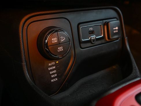 Used 2015 Jeep Renegade Trailhawk image 32