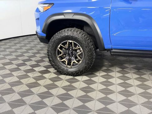 Used 2025 Chevrolet Colorado ZR2 w/ Technology Package AWD/4WD image 13