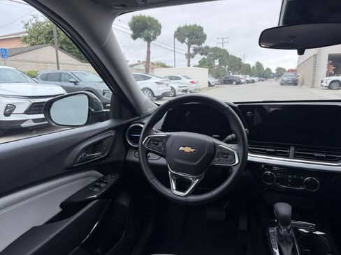 Used 2025 Chevrolet Trax LT w/ LT Convenience Package FWD image 31